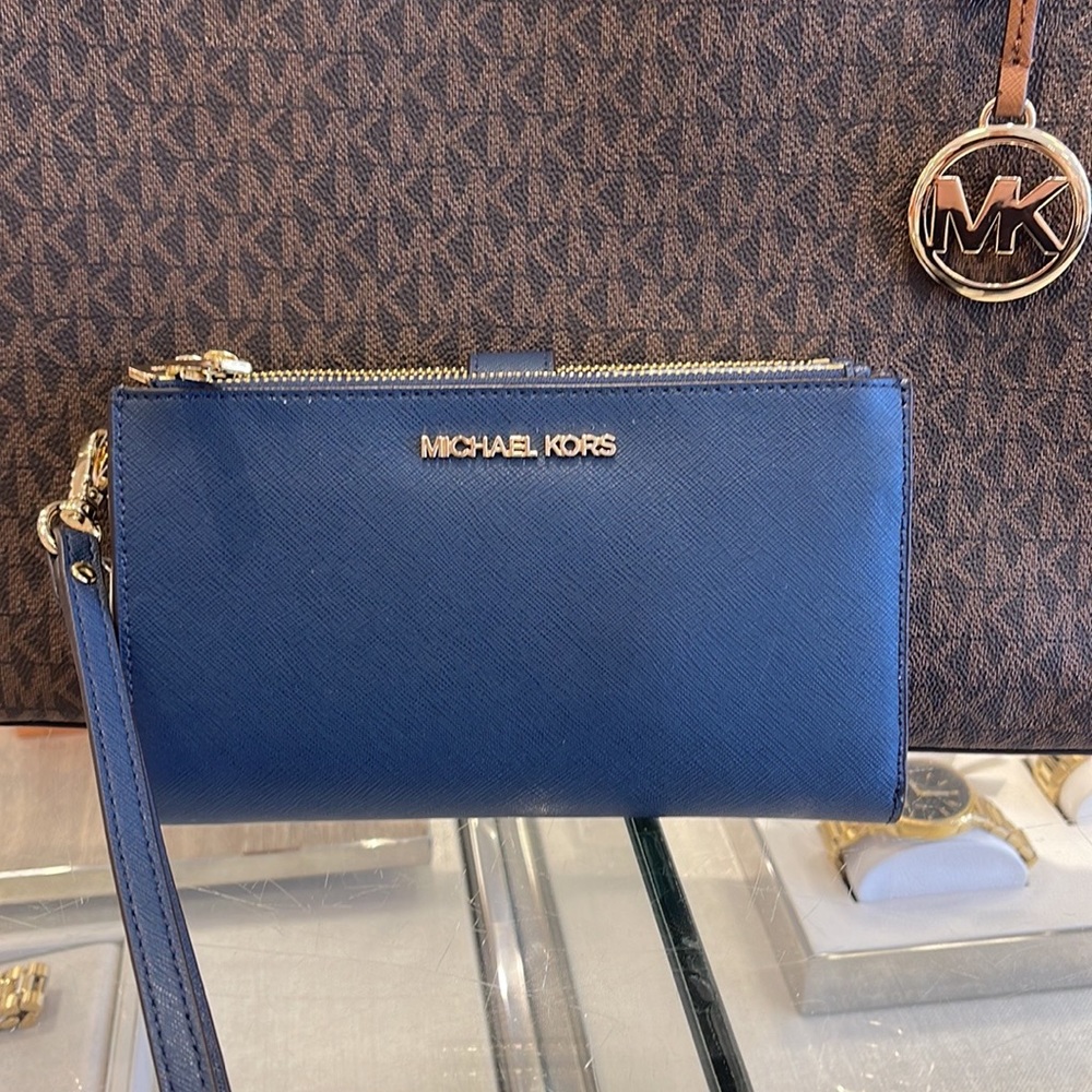 MICHAEL KORS LARGE DOUBLE ZIP WRISTLET WALLET PHONE CASE 
Navy 
NWT - Picture 12 of 16